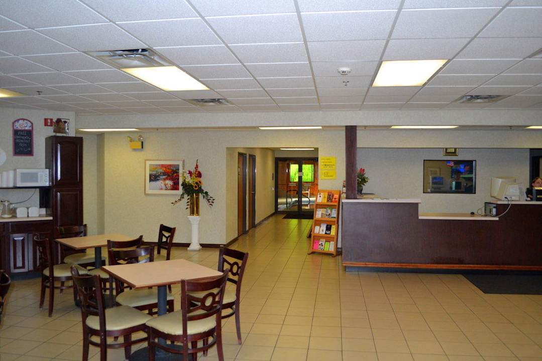 Lobby Super 8 by Wyndham Grove City