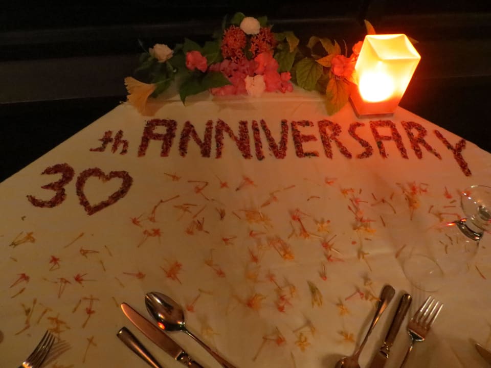 Sehr schön gedeckter Tisch zum 30. Hochzeitstag Adaaran Select Hudhuran Fushi - Premium All Inclusive