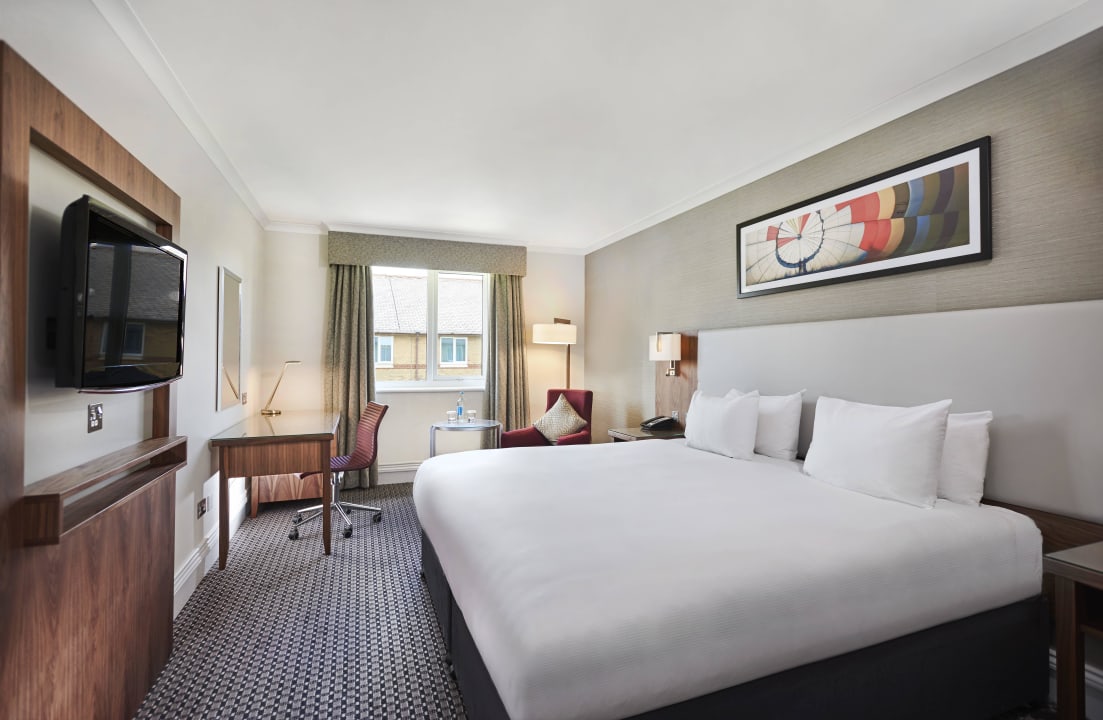 King Deluxe Bedroom DoubleTree by Hilton Hotel Bristol North
