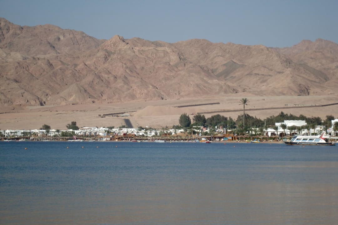 Strand von weitem Swiss Inn Resort Dahab