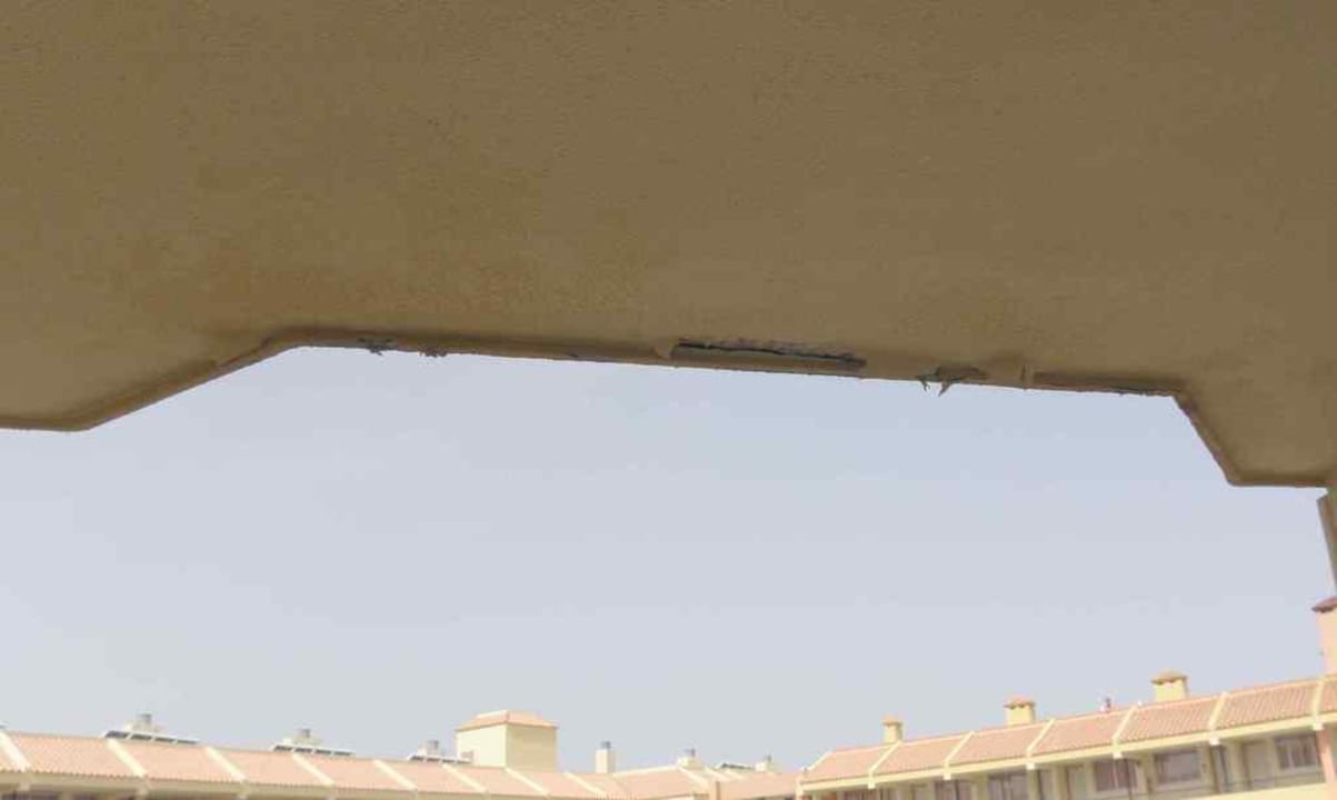 Abgeblätterte Farbe am Balkon HOVIMA Jardin Caleta