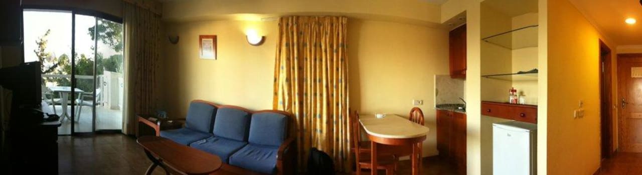 Panoramabild des Wohn-, Flur und Küchenbereiches LABRANDA Marieta - Adults only