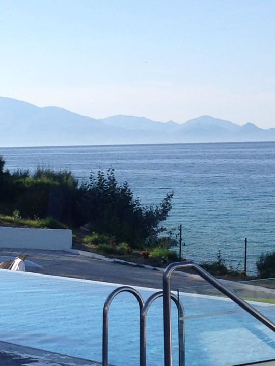 Blick über den infinity Pool nach Kefalonia AluaSoul Zakynthos - Adults only