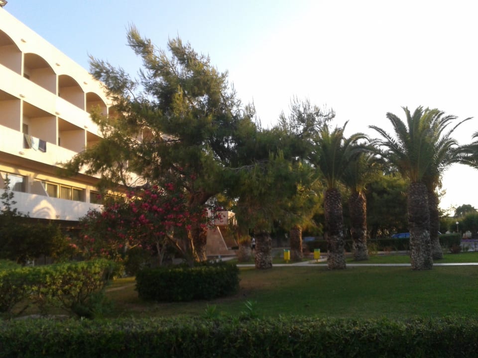 Widok hotelu od strony kortu Ialyssos Bay