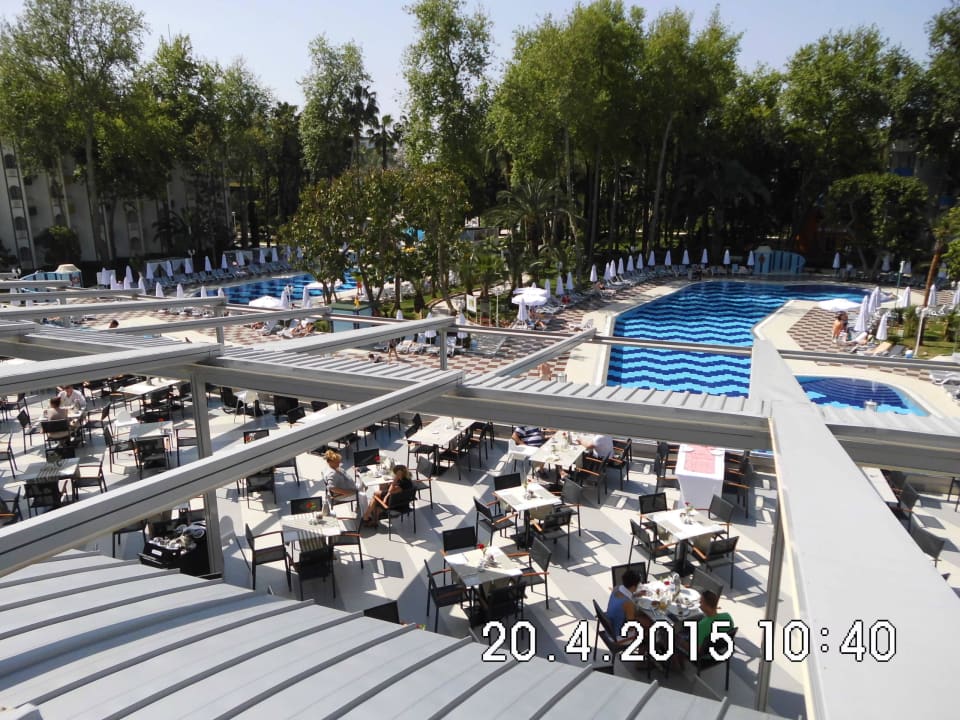 Blick auf Terrasse und Poollandschaft Hotel Botanik Platinum