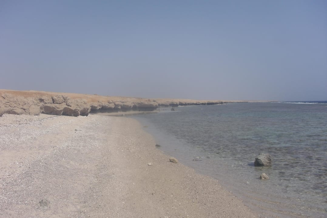 Korallenriff am Ufer, über den Steg ins Meer Three Corners Sea Beach Resort