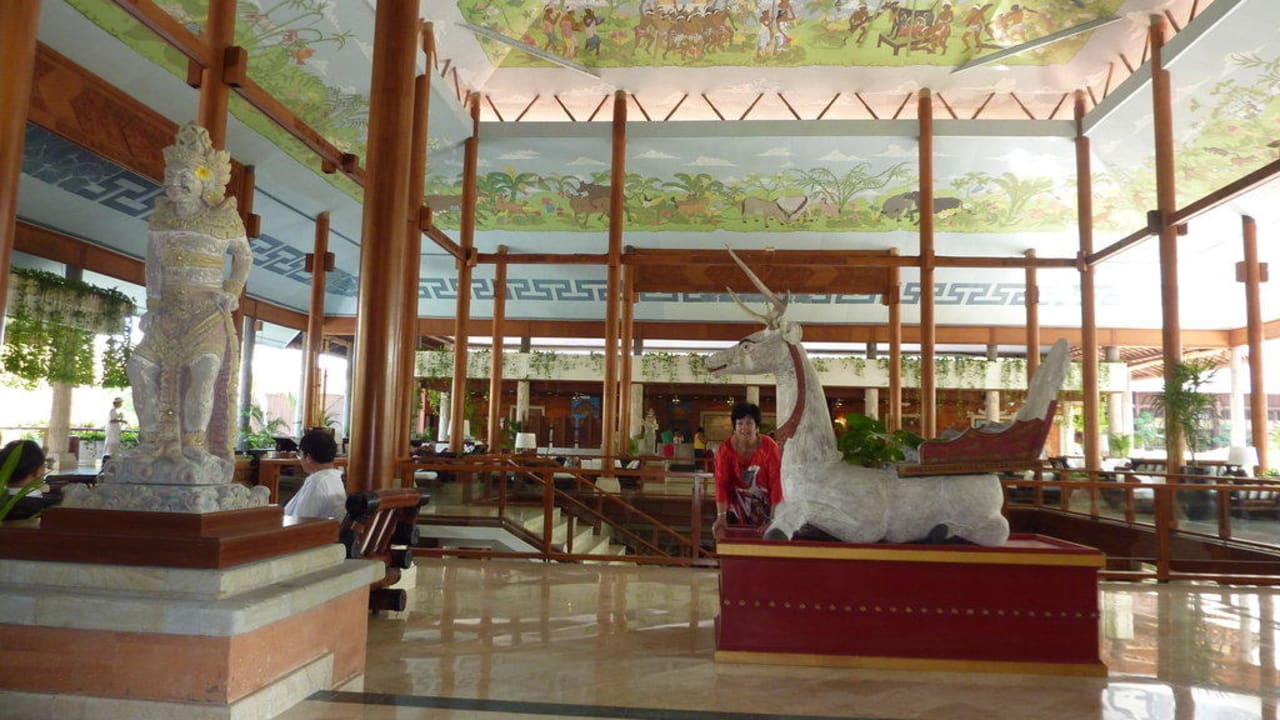 Lobby mit balinisischen Motiven/Kuppel Paradisus by Melia Bali