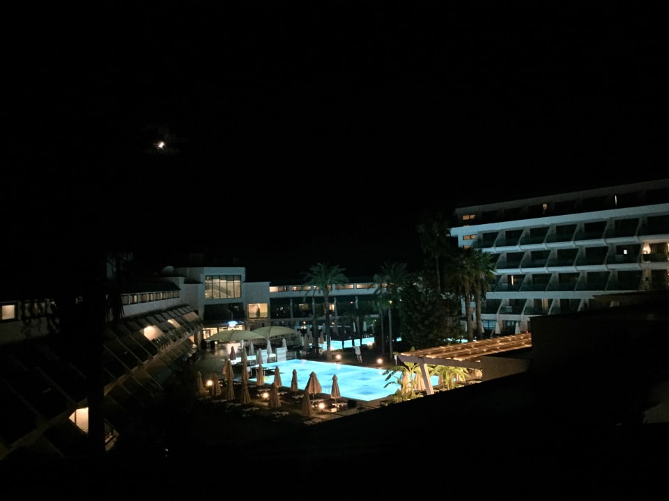 Poolanlage bei Nacht Side Star Elegance