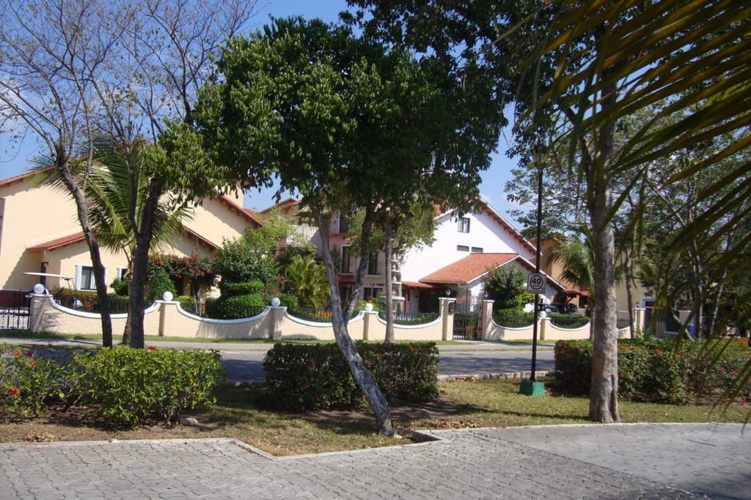 Gegenüber vom Eingang Viva Azteca by Wyndham - All Inclusive Resort