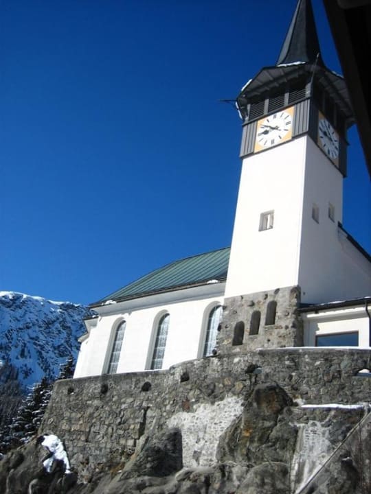 Blick nach rechts aus dem Fenster MittendrINN Arosa B&B