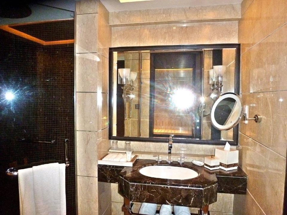 Bad im Executive Club-Zimmer The Leela Ambience Convention Hotel Delhi