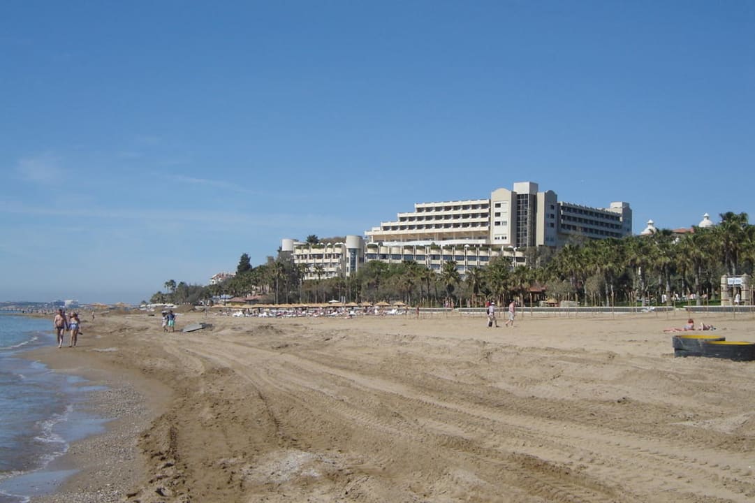 Blick aufs Hotel von Strand aus. Melas Resort Hotel