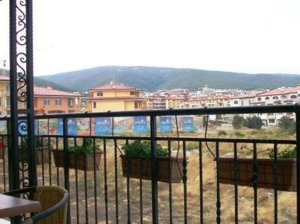 Widok z tarasu na budowę Menada Sea Wind Apartments