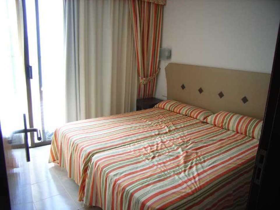 Das Schlafzimmer der Suite SBH Hotel Taro Beach