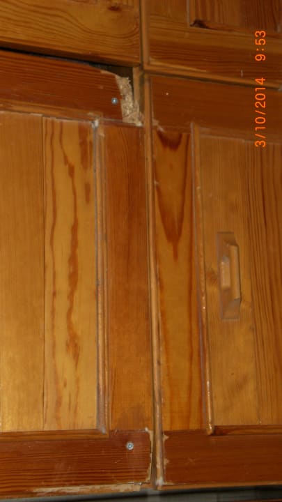 Kleiderschank mit Bruchstellen Xeno Club Mare Hotel