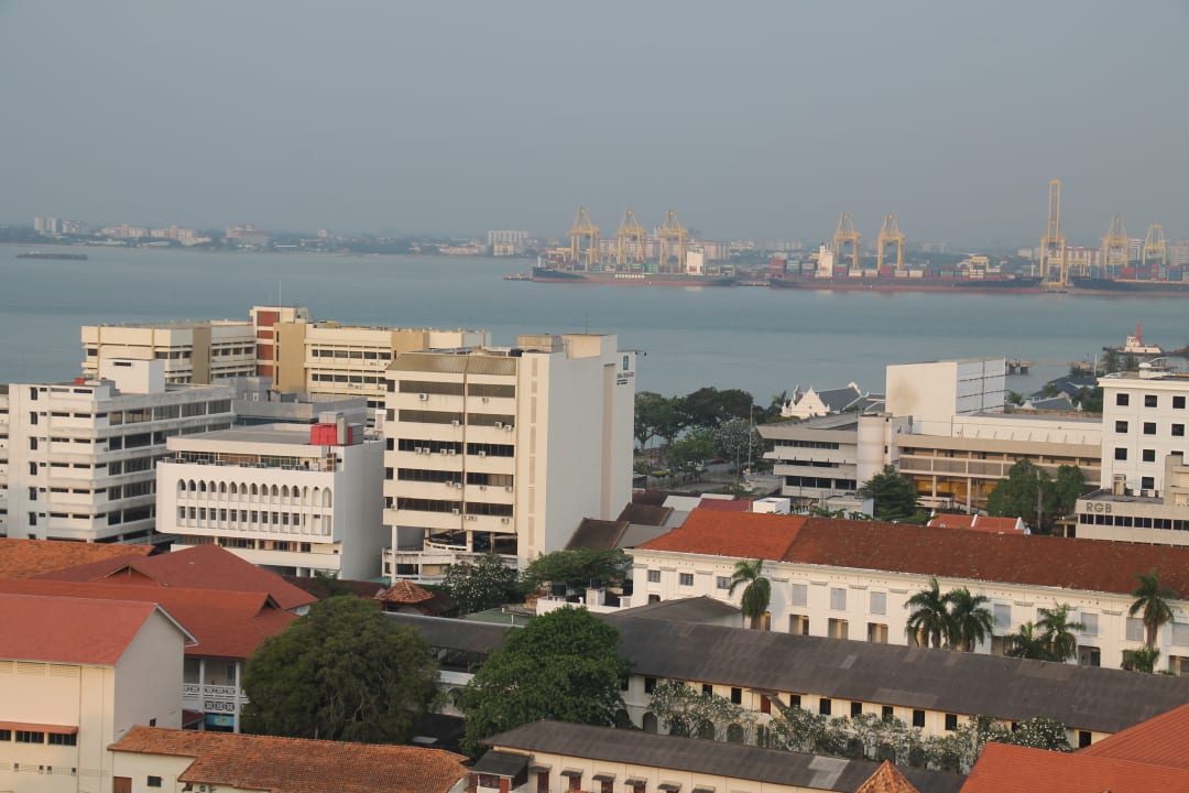 Blick auf Georgetown mit Hafen Bayview Hotel Georgetown Penang