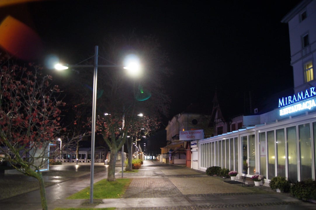 Przed hotelem Aurora  wieczorem Hotel Aurora Family & SPA