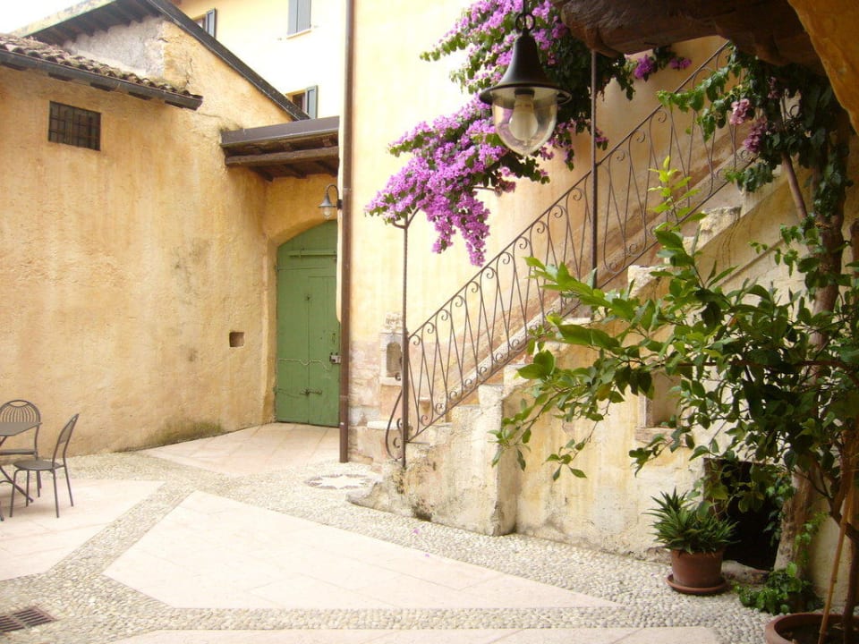 Innenhof Hotel Borgo Alba Chiara