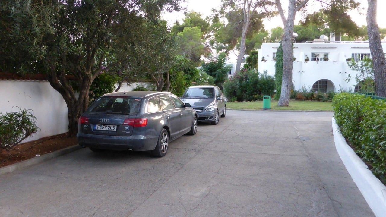 Autos parken mitten im Club TUI MAGIC LIFE Cala Pada