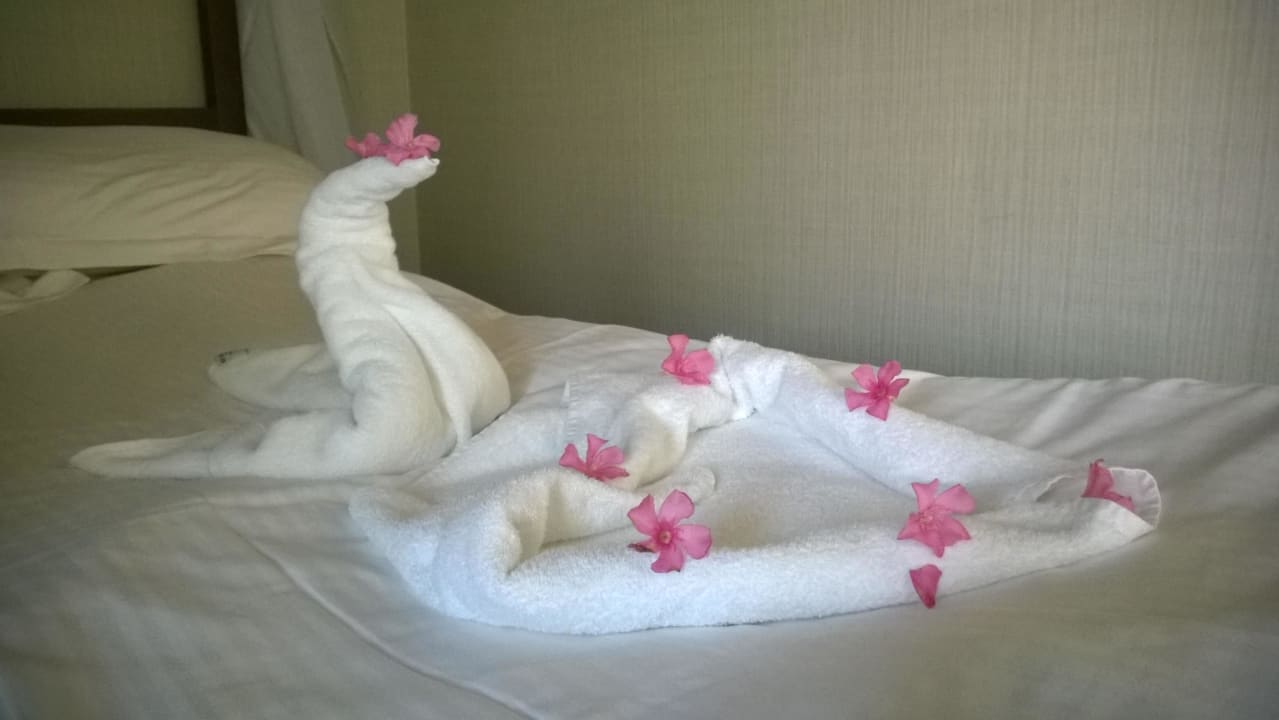 Bettdeko mit Handtüchern und Blüten IC Hotels Green Palace