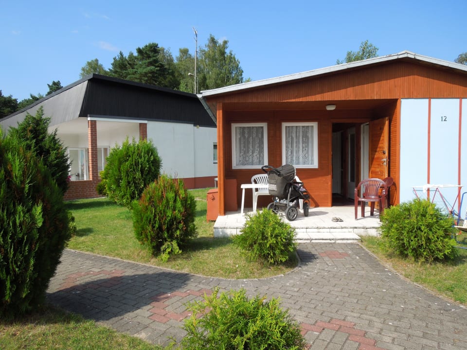 Widok na domek oraz restaurację Ośrodek Wczasowy Mewa