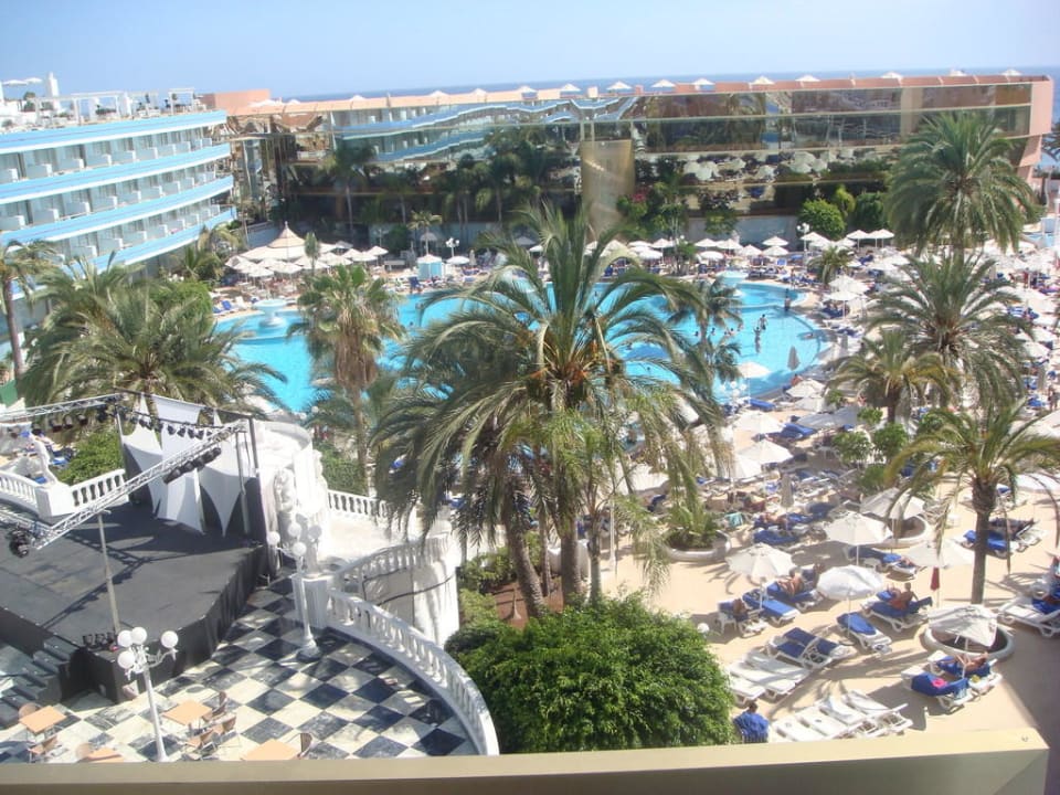 Blick vom Zimmer auf Showbühne & Poolbereich Mediterranean Palace Hotel