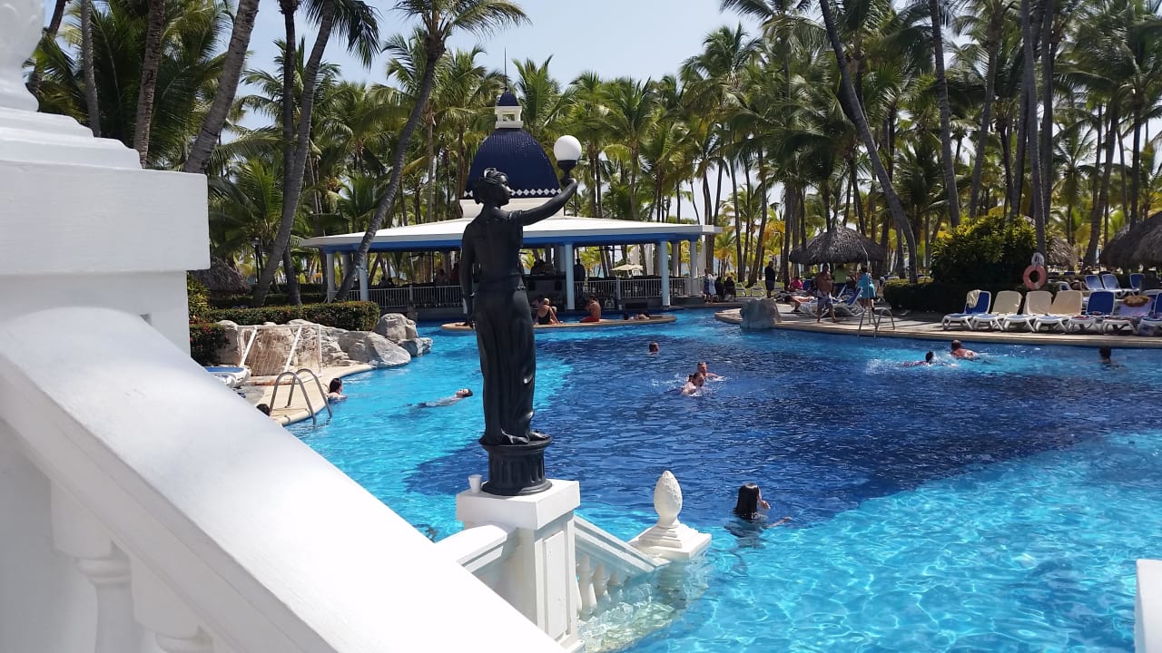 Pool und Poolbar  Hotel Riu Bambu