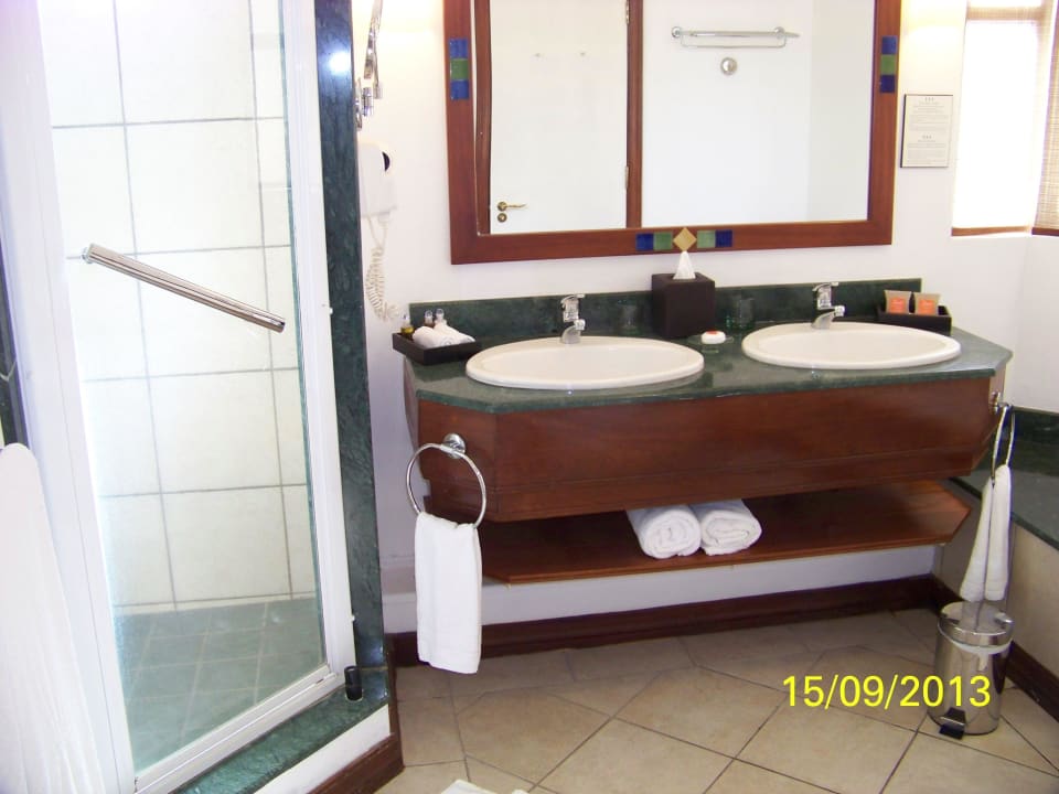 Grosse Dusche und doppel Waschbecken Sands Suites Resort & Spa
