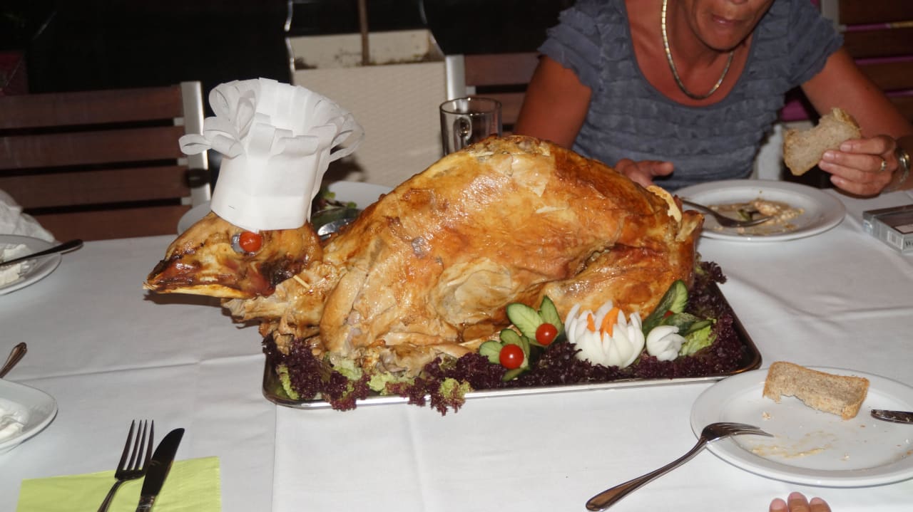 Spontan organisiertes Essen von Dimitri (Ziege) Evilion Sea & Sun Hotel