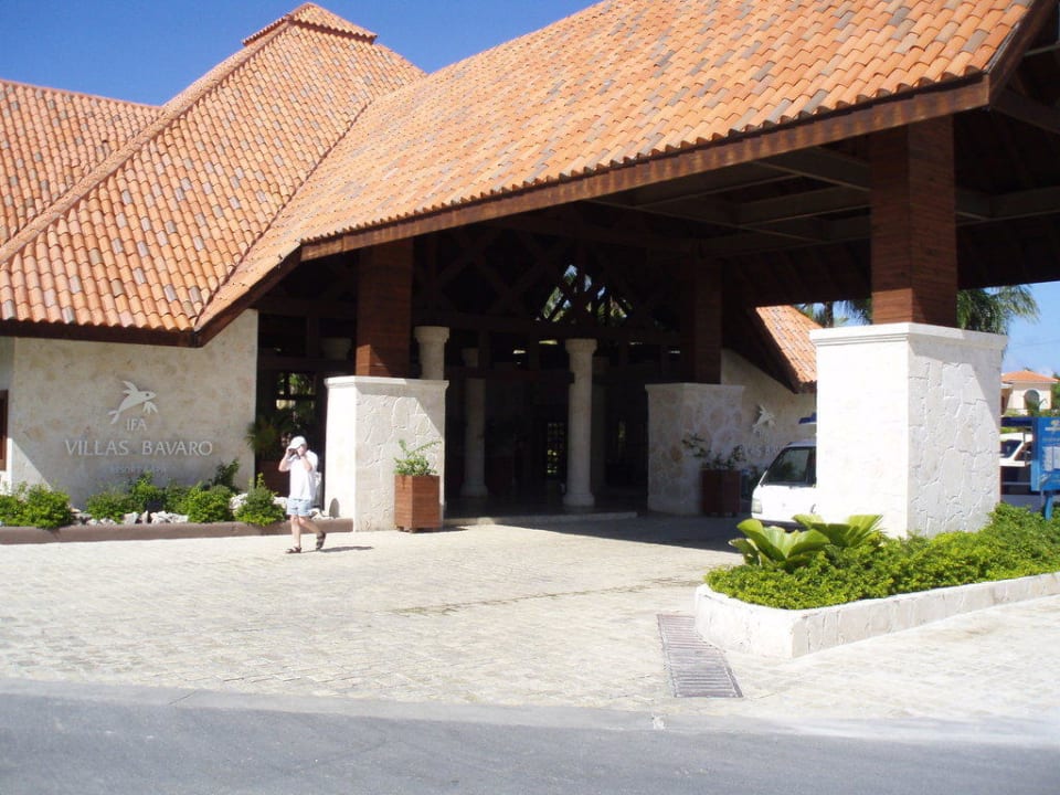 Der Haupteingang des Hotels Villas Bavaro Resort & Spa