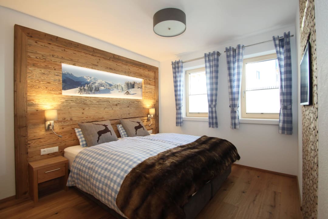 Schlafzimmer 1 MountainChalets Fiss