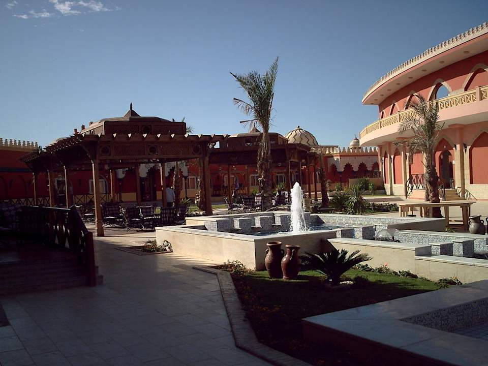Innenhof zu den Restaurants Pickalbatros Alf Leila Wa Leila Resort - Neverland Hurghada
