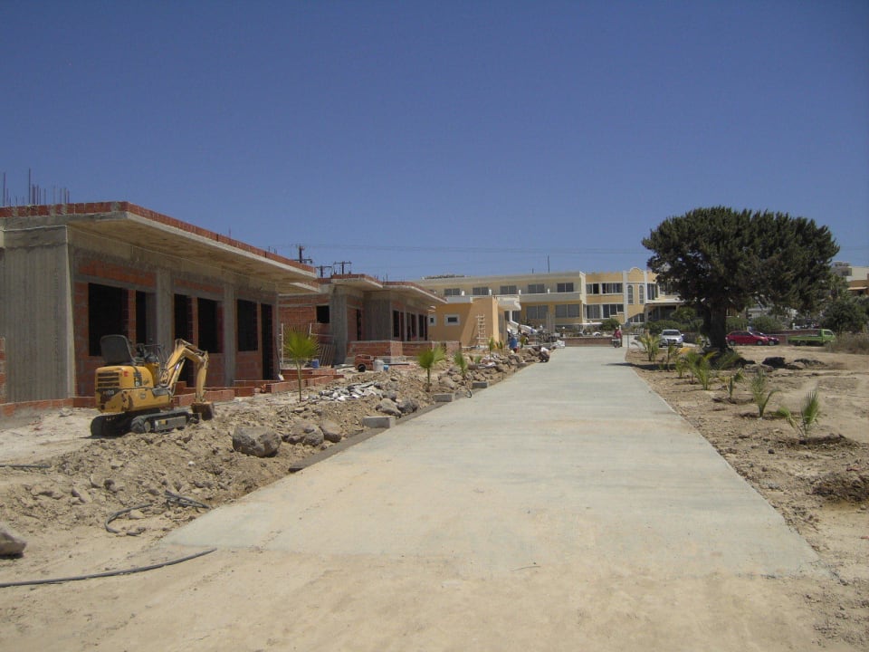 Blick Weg vom Strand zum Hotel Hotel Kouros Palace