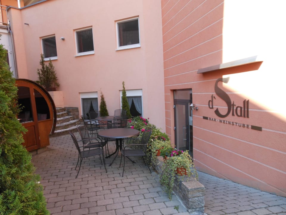 Eingang rechts: Bar "d'Stall" Landhotel Gasthof Krone