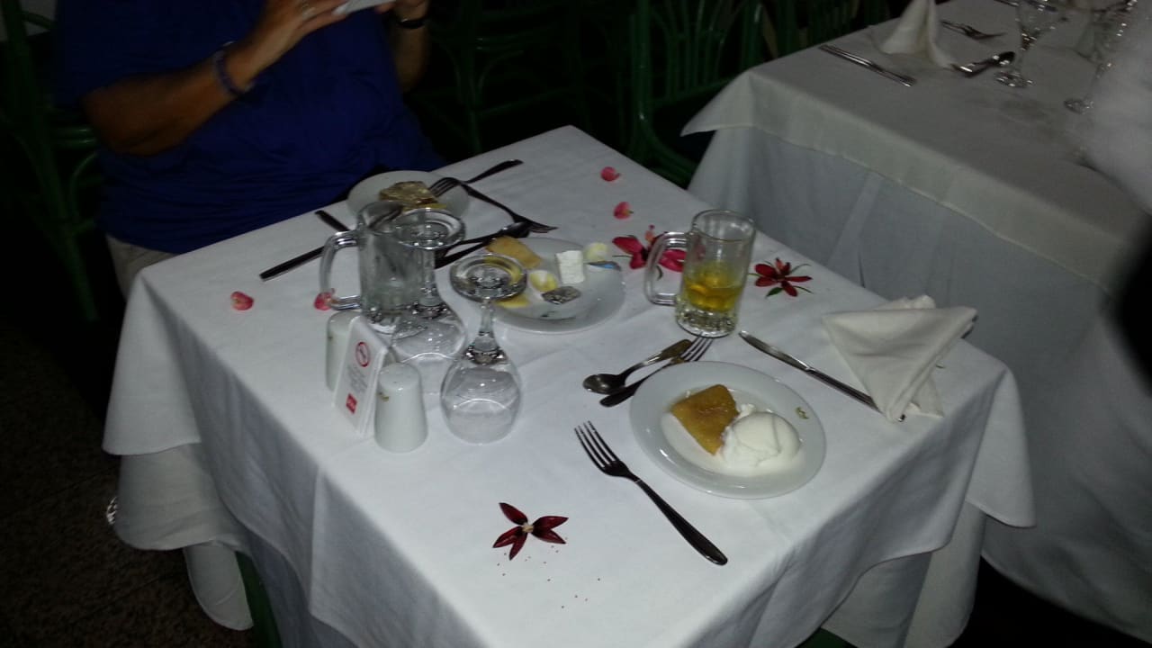 Eine nette Geste unseres Restaurant Kellners Playabachata Hotel