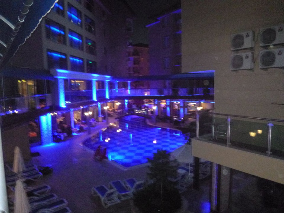 Innenhof mit Pool  Tac Premier Hotel & Spa