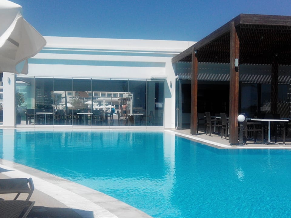 Relax-Pool mit Blick auf die Poolbar Asterias Beach Resort