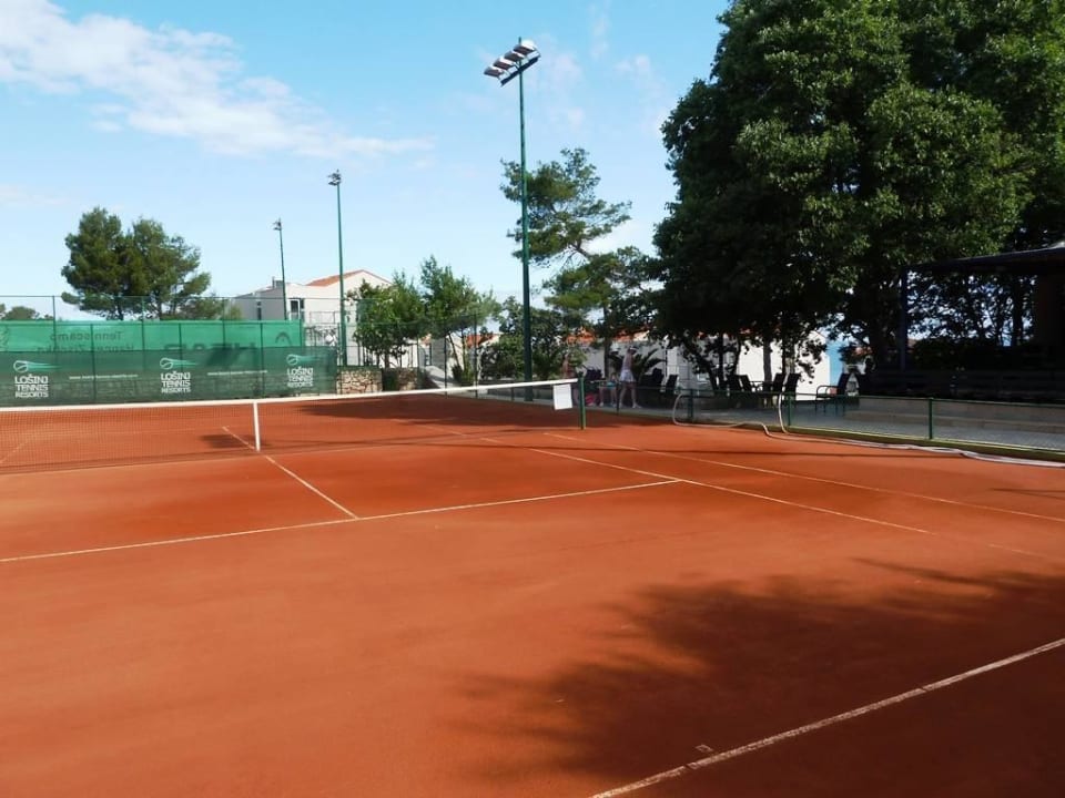 13 Tennispläze mit kleiner Bar Vitalhotel Punta