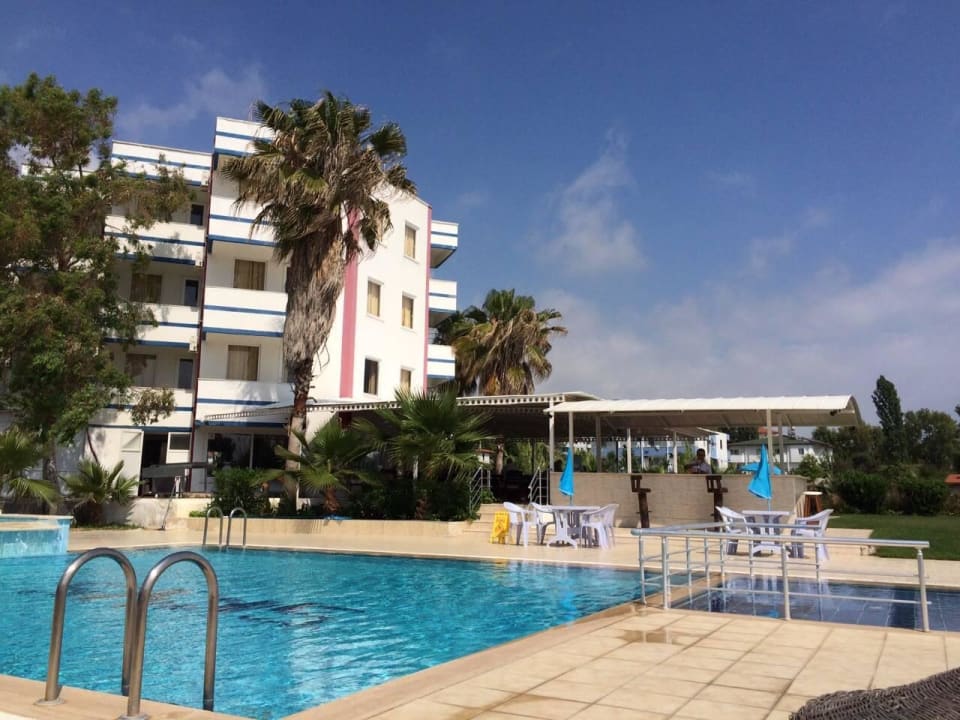 Hotel mit Pool, klein aber Fein! Skys Hotel