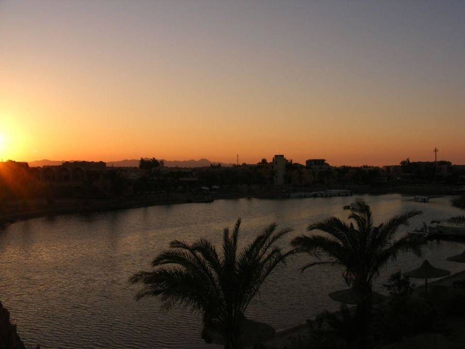 Wieczorowy widok z tarasu pokojowego Panorama Bungalows Resort El Gouna