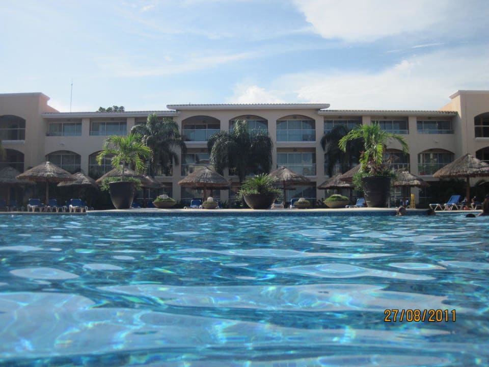 Pool im hinteren Bereich Sandos Playacar Beach Resort