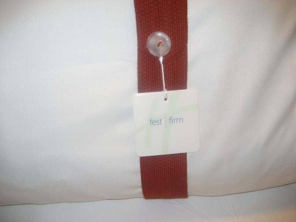 Kissen vom Bett Premier Inn Stuttgart Airport