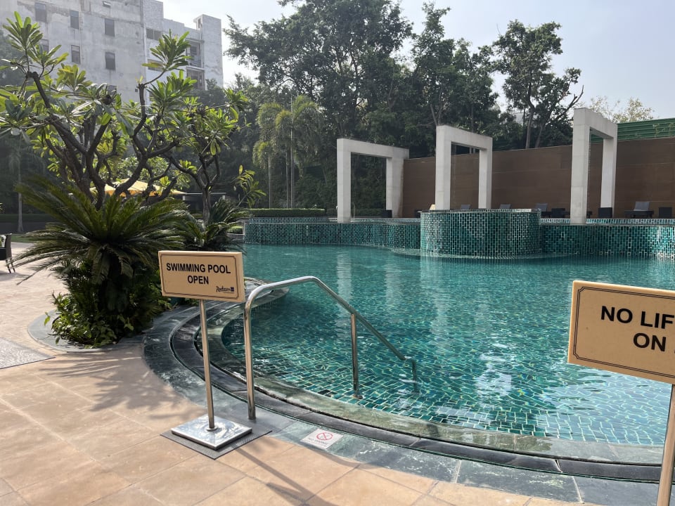 Pool Radisson Blu Hotel New Delhi Paschim Vihar