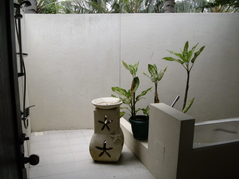 Dusche und Wanne im halboffenen Bad Ellaidhoo Maldives by Cinnamon