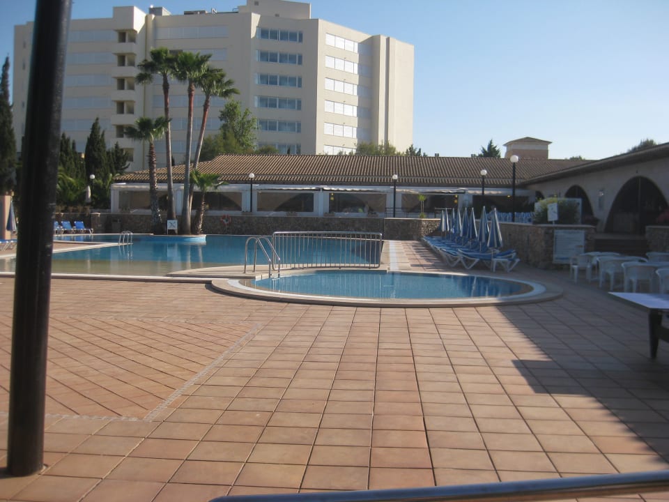 Pool mit Blick auf Restaurant Hipotels Mediterraneo Club