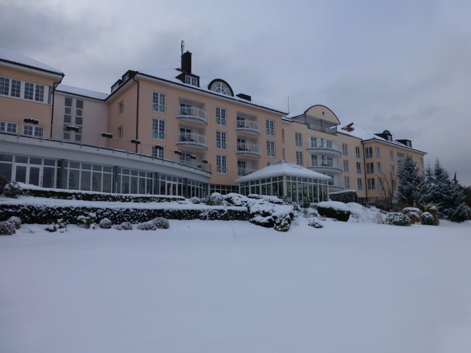 Blick vom See auf das Hotel Golf & Sporthotel Wiesensee