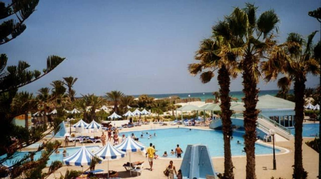 Sicht vom Hotel auf Pool und Meer Caribbean World Thalasso Djerba