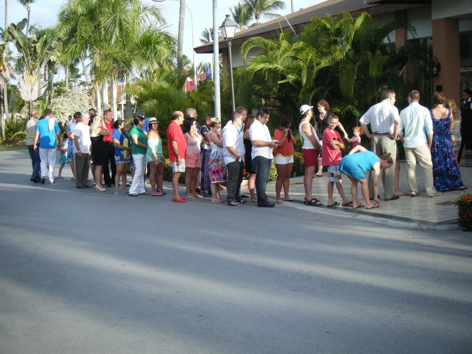 Warteschlange vor dem Japaner Grand Palladium Select Bávaro Resort & Spa