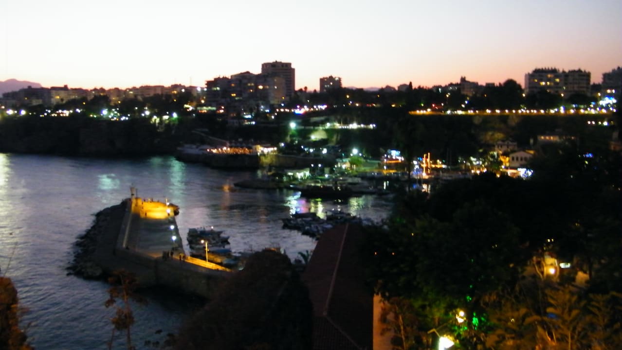 Hafen bei Nacht, vom Strand aus Dogan Hotel by Prana Hotels & Resorts