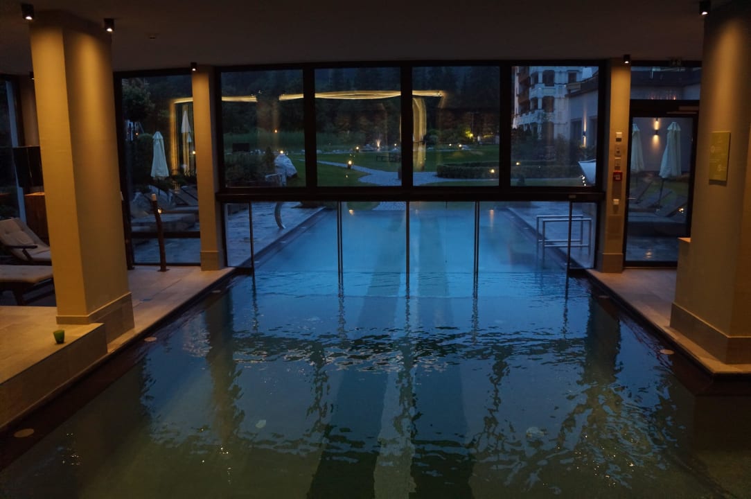 Pool bei Nacht (innen) Naturhotel Forsthofgut